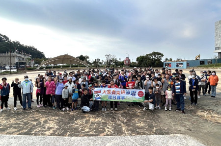宣導節能省電,縣府12日舉辦大家齊來拚節電健走與擂台賽,兩階段活動共吸引400位大小鄉親熱情參與。(圖/文:曹重偉)