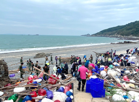 莒光鄉公所舉辦113年秋季擴大淨灘暨環境教育宣導活動,百人響應!(圖/文:蔡夢玲)