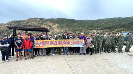 莒光鄉辦理「秋季擴大淨灘暨推廣環保教育宣導活動」,軍民一起用實際行動,維護地區美麗的海岸線景觀。(圖/文:宋幸儒)