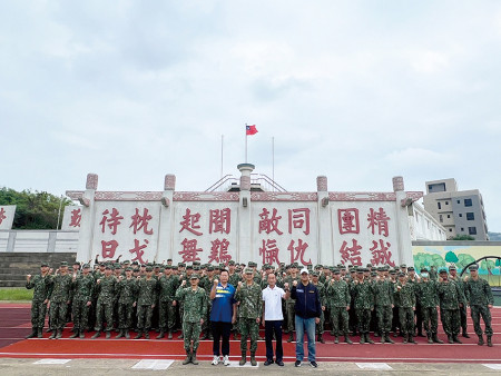 升旗後合影。(圖:高信瑜)