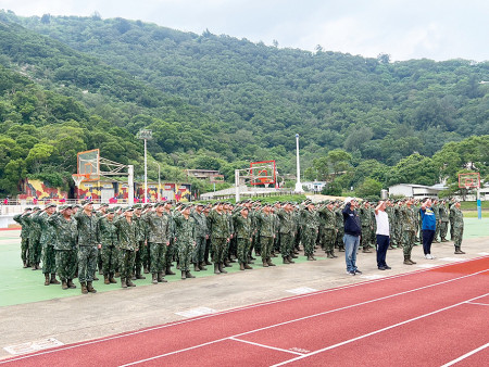 軍民同升旗。(圖:高信瑜)