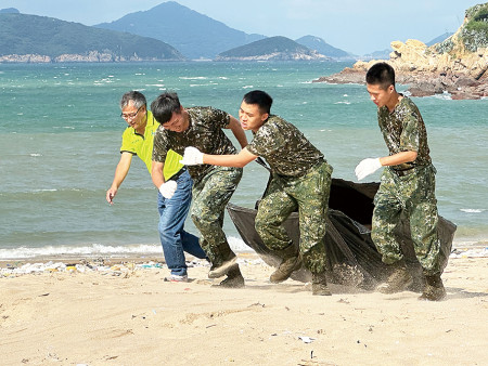 　軍民合作守護沙灘。（圖：陳柏凱）
