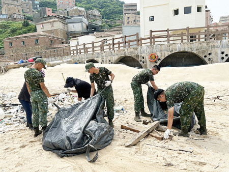 　官兵攜手淨灘。（圖：陳柏凱）