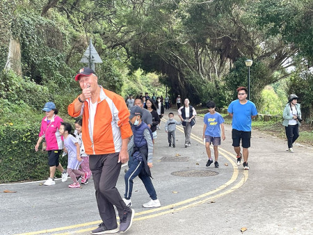 連江縣體育會運動i台灣四鄉五島健行活動西莒場,鄉親一起走出戶外,享受難得的悠閒假期。(圖/文:宋幸儒)