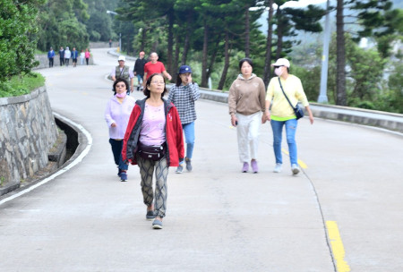 　東引鄉113年體育季戒菸盃健行活動，吸引近200位鄉親參加，一起走出健康。（圖／文：陳其敏）