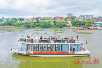 「水上巴士」行駛在蒼霞—煙台山對渡航線。記者林雙偉攝