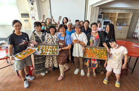 「齊來做擺暝美食—馬祖傳統龜桃製作工作坊」活動,吸引許多大、小朋友參加,紛紛感受到其豐富的內涵精神與意義。(圖:南萌咖啡館)