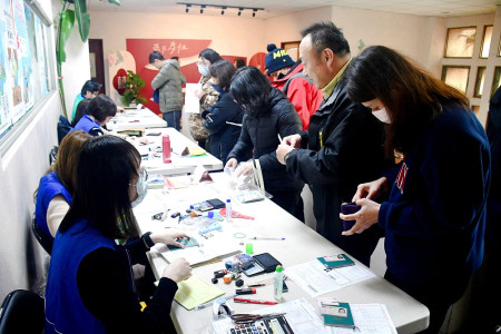 　行動領務來囉！外交部領事事務局15日來馬為鄉親服務，民社處已完成場地佈置，並在門口設置多張長條桌方便民眾填寫申請單。（圖：本報資料室）