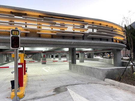 　北竿航空站前立體停車場完工報驗，最快11月中旬開始運營。（圖／文：陳鵬雄）