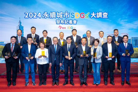 昨日《今周刊》第五屆「永續城市 SDGs 大調查」結果揭曉,連江縣在永續創新獎徵件中,榮獲「評審團特別獎」。秘書長張龍德強調這份殊榮是縣府團隊與全體縣民攜手努力的成果,將以此獎項為激勵,繼續在永續發展的道路上精益求精,為縣民創造更美好的未來。(圖:連江縣政府、今周刊)