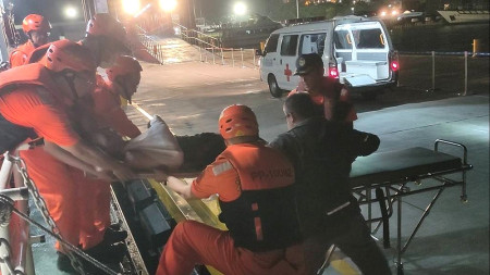 東引一民眾因騎乘機車自摔使腦部受創,疑似意識障礙需排除腦出血,衛生所醫生評估有就醫急迫性,海巡隊緊急後送。(圖:第十海巡隊)