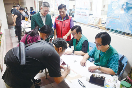 　臺北郵局配合外交部辦理「行動領務」措施，專程來馬設攤服務鄉親，稽查郭英民（右三）專程來馬督軍。（圖／文：曹重偉）