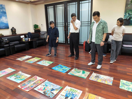 教育處舉辦113學年度全國學生美術比賽縣內複賽,15日邀請林福全、陳淑華、林明助3位專家來馬進行評選工作。(圖:縣府教育處)