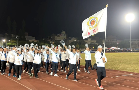 第10屆離島縣聯合運動會暨金門縣運動會17日晚間盛大開幕,縣長王忠銘帶領連江縣代表隊進場。(圖/文:馮紹夫)