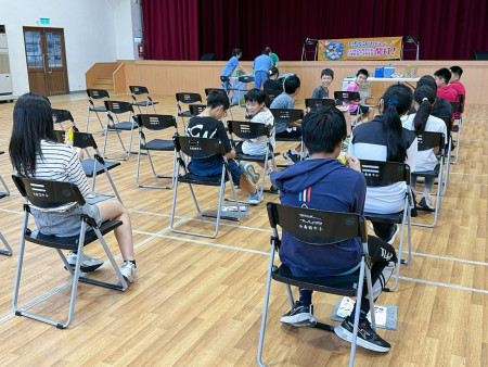 提升流感及新冠疫苗接種率,衛生局在縣醫同仁協助下,為介壽國中小學生依其意願施打疫苗,共接種流感311劑、新冠121劑。(圖/文:曹重偉)