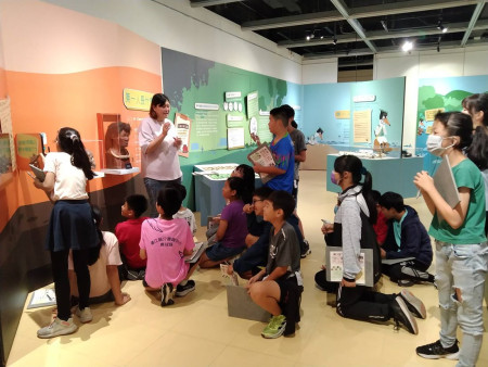 介壽國小六年級的學生參加民俗文物館-亮島人特展的互動學習導覽活動,學生們藉由趣味的學習單,吸收了許多相關知識,也表示相當有趣。(圖/文:黃沛宣)