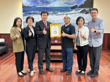 實踐大學中餐烹調老師許加建獲頒榮譽縣民證,由副縣長陳冠人代表致贈,民社處長曾玉花、婦女會理事長李金梅等到場觀禮。(圖/文:曹重偉)