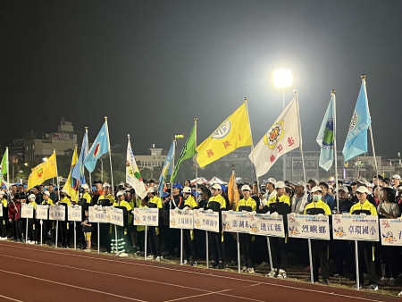 第10屆離島運動會19日圓滿閉幕,教育處長王禮民接下大會旗,大家相約兩年後馬祖見。(圖:教育處)