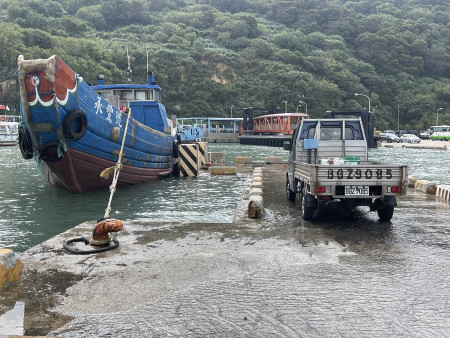 　海平面上升加上天文大潮，白沙北碼頭滿潮越浪將成為常態。（圖／文：陳鵬雄）