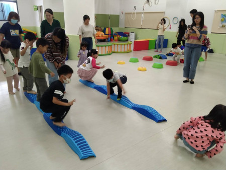 民社處於昨日上午在連江縣樂活中心,分別舉辦了兩場幼兒分齡的「親職教育活動」,透過趣味性高的團體遊戲,培養幼兒的專注力,讓孩子越玩越專心。(圖:黃沛宣、縣府民社處)