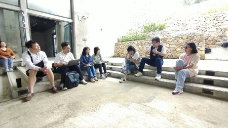 昨(20)日遠見天下出版總編輯及其團隊,專訪連江縣副縣長陳冠人、文化處長吳曉雲及衛生局長陳美金,深入瞭解馬祖的教育、醫療、戰地歷史文化。(圖/文:黃沛宣)