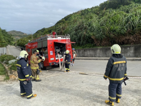 東莒消防分隊聯合東莒義勇消防隊,共同模擬在東莒衛生所地下室因電器短路引發火災的情境。(圖/文:蔡夢玲)
