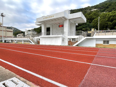 　北竿綜合運動場完成整修，司令臺及部份跑道煥然一新。（圖／文：陳鵬雄）