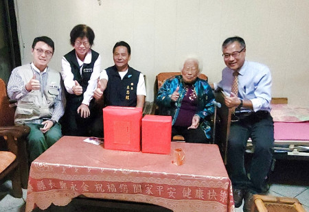 介壽村陳賽金90歲生日,縣長王忠銘會同鄉長林志東、民社處長曾玉花登門祝福,為她戴上90歲以上壽星才有的金戒指。(圖/文:曹重偉)