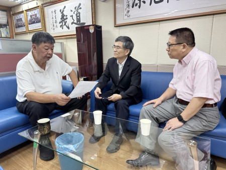 立委陳雪生邀中華電信業務管理處副總林文智說明雙證件異地認證業務現況。(圖:立委陳雪生辦公室)