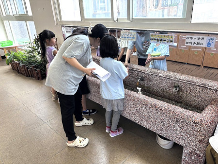 國內腸病毒肆虐,疫情為近5年來最嚴重,衛生局9月間已完成縣內各國小及公托腸病毒流行期洗手設備及衛教成效輔導查核。(圖:連江縣衛生局)