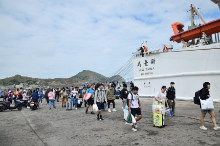 　停航3天後，新臺馬輪22日載運近400名乘客抵達馬祖；但是隨著新一波東北季風南下及颱風外圍環流影響，船班再度宣佈停航，停航天數預估超過3天以上。（圖／文︰陳其敏）