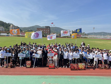 113年連江縣運動會昨(23)日圓滿閉幕,縣長王忠銘頒發團體總錦標獎,介壽榮獲國中、國小雙料冠軍。(圖/文:馮紹夫)