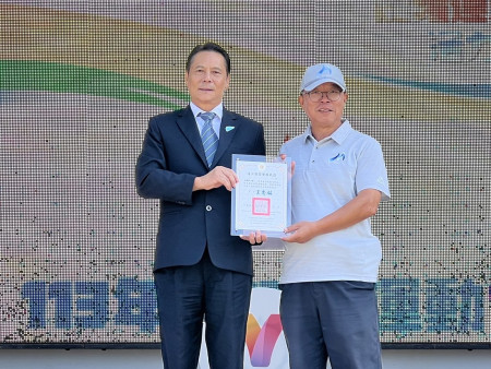 田徑裁判林三泰多年來擔任縣運田徑審判委員,提升比賽專業度,縣長王忠銘頒贈榮譽縣民狀。(圖/文:馮紹夫)