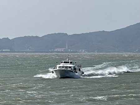 　馬祖海域強風巨浪，南北竿交通船23日中午起連續停航一天半。（圖／文：陳鵬雄）