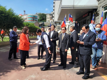 海委會主委管碧玲率團訪問,感謝縣府、議會長年對海巡事務及人員支持與關心。(圖:縣府)