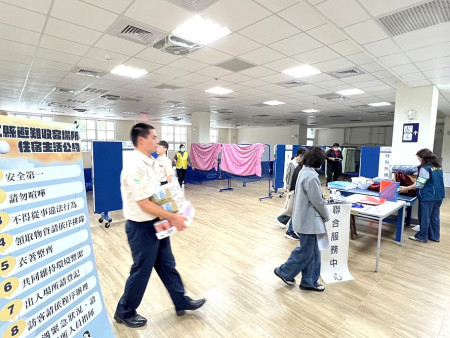 南竿鄉公所首次採用HSEEP方式的「桌上型兵推暨避難收容所同時開設演練」,模擬大型水災收容中心啟動機制。(圖/文:馮紹夫)