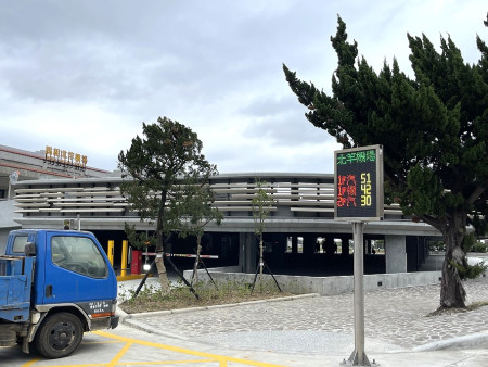 　北竿航空站前停車場預定11月7日舉辦完工典禮，試營運期間暫不收費。（圖／文：陳鵬雄）