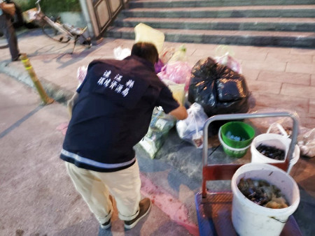 近日稽查發現民眾常將紙餐具當作一般垃圾,或將資收物夾雜其中,環資局將加強執行「資收破袋稽查」工作,籲請落實分類。(圖:連江縣環資局)
