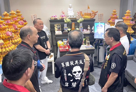 　前東引指揮官王易謙將軍辭世，東引鄉長林德建26日偕同東引反共救國軍老兵一行人前往靈堂上香，表達深切哀悼之意。（圖︰東引鄉公所）
