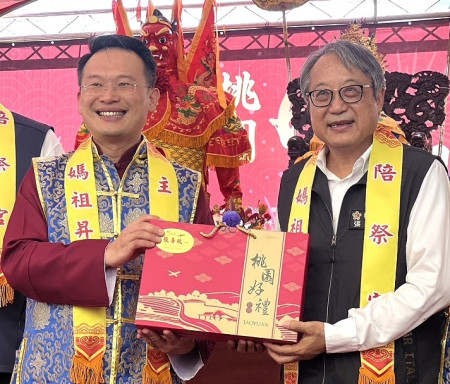 2024桃園媽祖昇天祭27日在八德藝文廣場盛大登場,縣府秘書長張龍德代表參加,樂見桃園第二代能體驗和認識馬祖原鄉文化。(圖:連江縣政府)