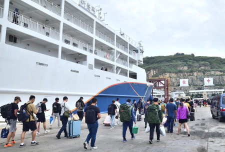 　停航4天後，新臺馬輪、臺馬之星27日抵馬祖，疏運千餘名旅客往返基隆-馬祖及南竿-東引。（圖：本報資料照片）