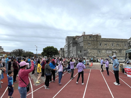 　體育會四鄉五島大健行活動，北竿秋季場鄉親參與踴躍。（圖／文：陳鵬雄）