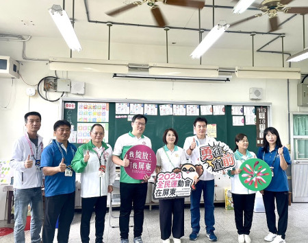 中華民國113年全民運動會在屏東登場,劉玉婷(上圖右1)以國中三年級身分獲得第三名佳績。(圖:教育處)