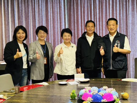 馬祖心情記事IV音樂劇將於12月7至8日在台中市演出,連江縣長王忠銘昨日特率文化處長吳曉雲及承辦同仁前往台中市拜訪盧秀燕市長,受到熱情歡迎及高度的回應。(圖:連江縣文化處)