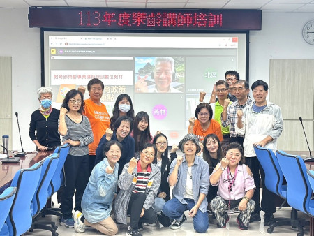 「113年度樂齡學習專業人員(一般講師)培訓計畫」課程,因飛機取消以視訊方式進行課程,學員們依然非常的認真投入。(圖:教育處)
