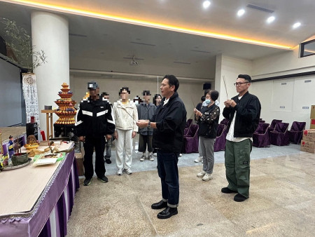 縣長王忠銘28日在完成既定行程後,即刻返回馬祖在處長曾玉花等陪同下,前往成功山公墓向遭酒駕致死被害者上香並問候家屬。(圖:連江縣政府)