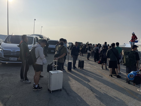 趕搭颱風來臨前的末班船,車輛、人潮、貨物把青帆碼頭擠得滿滿的。(圖/文:宋幸儒