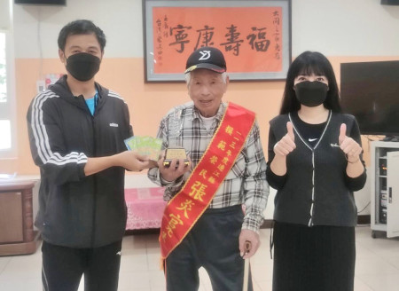 　東引鄉89歲老榮民張炎官榮獲113年模範榮民殊榮，在大同之家接受表揚與祝福。（圖：東引鄉公所）