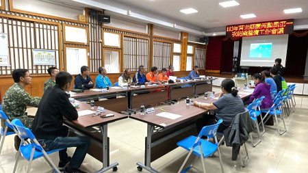 「康芮」颱風持續逼近,莒光鄉公所30日召開防颱會議,邀請各相關單位提報應變措施,做好防颱準備。(圖/文:宋幸儒)