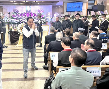 　前東引指揮官王易謙將軍追思奠禮，連江縣議長張永江到場致意，代表東引鄉親向王指揮官致上最高敬意與懷念。（圖：連江縣議會提供）